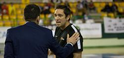 Gonzalo García fala cun dos árbitros do partido ante Palma. / Carlos Domarco (COB)
