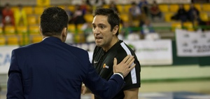 Gonzalo García fala cun dos árbitros do partido ante Palma. / Carlos Domarco (COB)