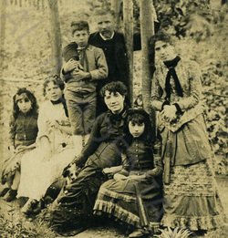 Retrato de Manuel Murguía e Rosalía de Castro cos seus fillos na casa da Matanza / RAG.
