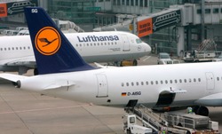 Avións de Lufthansa nun aeroporto /crtvg
