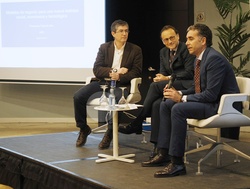 Fernando Trías de Bes, economista; Santiago Sesto, director  da zona noroeste da APD; e Andrés Riveiro, director de Seresco en Galicia