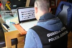 A Garda Civil nun operativo contra a pornografía infantil.
