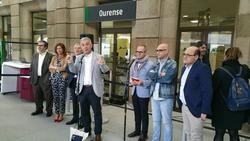 Acto no que se liberan libros de Casares na estación de Ourense / Europa Press