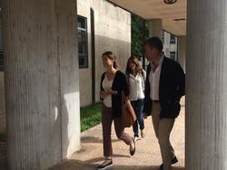 Unha das testemuñas, a xefa de Farmacia do CHUS, á súa chegada aos xulgados / Europa Press