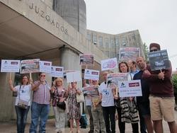 Vítimas de Angrois protestan ante os xulgados de Santiago / Europa Press
