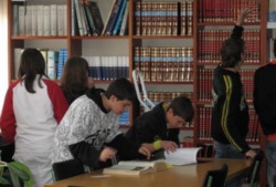 Alumnos consultan libros nunha biblioteca / Xunta.