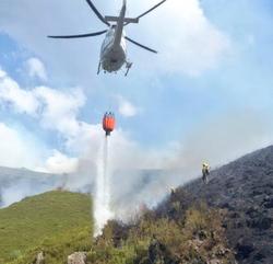 Helicóptero nas tarefas de extinción dun incendio en Chandrexa / Brif Laza