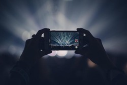 Sacando unha foto co teléfono móbil nun concerto