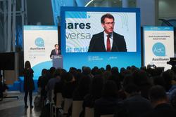 Feijóo defende o plurilingüismo diante de auxiliares de conversa / xunta.gal