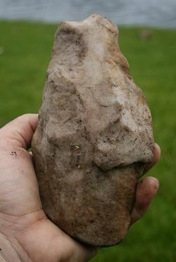 Pedra tallada que pode verse na mostra sobre o Paleolítico da Mariña en Cervo / AXM