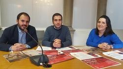 Marcos Maceira, presidente da Mesa pola Normalización Lingüística; Celia Armas, directora de Abertos ao galego; e o deputado de Cultura e Lingua de Pontevedra, Xosé Leal / A Mesa