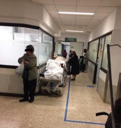Pacientes de avanzada idade e en situación grave agardando nos corredores de Urxencias do Hospital de Santiago / Asociación de Pacientes