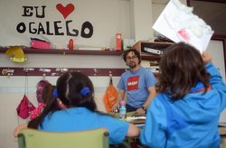 Rapaces nunha aula do colexio Paraixal do barrio de Teis, en Vigo, onde se lles ensina a valorar o galego / Miguel Núñez.