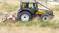 Tractor rozando unha leira / Europa Press