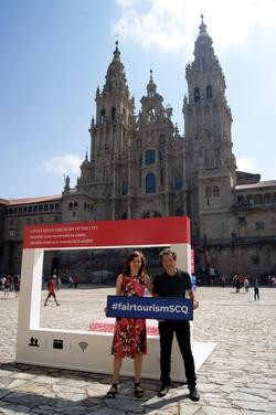 Marta Lois e Jorge Duarte na presentación da campaña contra pisos turísticos / Concello de Santiago