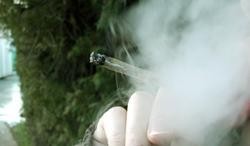 Fumando cannabis / Chmee2 en Wikipedia.