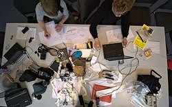Un grupo de makers nun makerspace/wikipedia