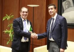 O conselleiro de Facenda, Valeriano Martínez, e o secretario xeral en funcións da CEG, José Antonio Neira. XUNTA / Europa Press