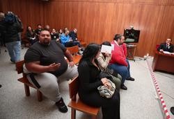 Marino Giménez (1i) e Saul Giménez, hemanos de Sinaí Gimenez (con camiseta vermella) e membros do clan dos Morones, no banco durante o  xuízo por unha liorta entre os clans xitanos dos Morones e os Zamoranos /Europa Press