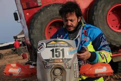 Eduardo Iglesias coa súa moto preparado para participar no rally Dakar, o pasado ano / XdL