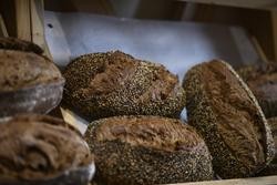 Unhas hogazas de pan de sementes no mostrador dunha panadaría.. Óscar Canas - Europa Press - Arquivo