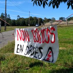 Pancarta en contra da implantación dos eólicos na comarca de Ordes / Salvemos a comarca de Ordes