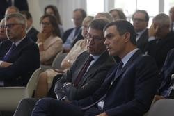 O presidente da Xunda de Galicia, Alberto Núñez Feijóo, e o presidente do Goberno en funcións, Pedro Sánchez, asisten ao acto de clausura do I Foro La Toja-Vínculo Atlántico ao que agarraches o presidente do Goberno en funcións, Pedro Sánch. Beatriz Ciscar - Europa Press / Europa Press