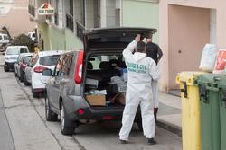Un traballador de Criminalística da Garda Civil no maleteiro do seu coche antes de entrar á vivenda onde un menor de idade asasinou presuntamente á súa nai a pasada noite do domingo ao luns, no número 3 de cálea Costa do Castro, na o. CARLOS CASTRO - Europa Press / Europa Press