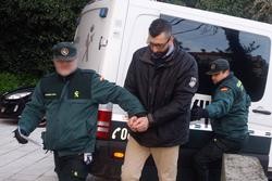 O presunto asasino de Ana Enjamio, César Adrio é trasladado por dous membros da Garda Civil á Audiencia Provincial de Pontevedra con sede en Vigo.. Marta Vázquez Rodríguez - Europa Press / Europa Press