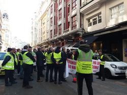 Concentración de traballadores da central das Pontes e representantes sociais ante o Viceconsulado de Italia / Europa Press