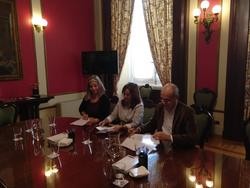 A alcaldesa, Inés Rei, e os portavoces de Marea Atlántica e BNG, María García e Francisco Jorquera, asinan un acordo sobre o orzamento de 2020. BNG / Europa Press