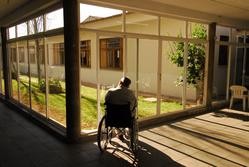 Unha persoa maior nunha residencia / EP