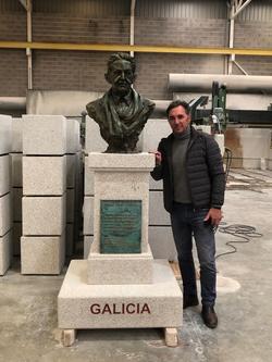 Monumento en homenaxe a Isaac Díaz Pardo obra de J.Molares / Foro Enrique Peinador 