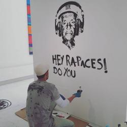 Michelin Rodríguez, artista de Venezuela, traballando nunha obra en Galicia / XdL