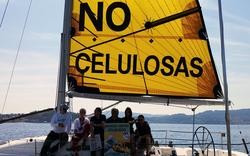 A APDR sóbese a un veleiro en contra de ENCE na ría. EUROPA PRESS - Arquivo