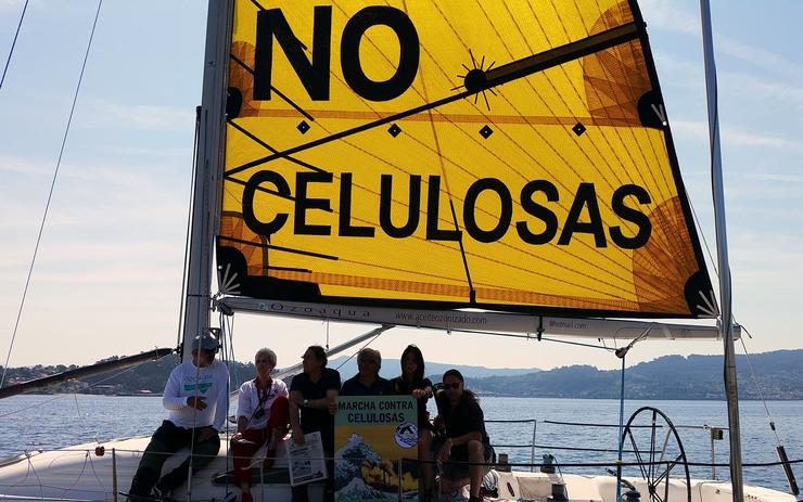 A APDR sóbese a un veleiro en contra de ENCE na ría. EUROPA PRESS - Arquivo