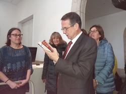 Abel Caballero celebra o Día do Libro doando unha das súas novelas para un 