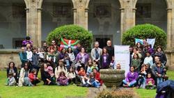 Familias e estudantes de Semente reunidos con oldo Tellitu, presidente de Ikastolen Elkartea / Semente