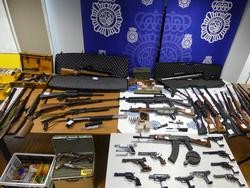 Depósito requisado con máis de 60 armas, 17.000 cartuchos e sustancias explosivas. POLICÍA NACIONAL