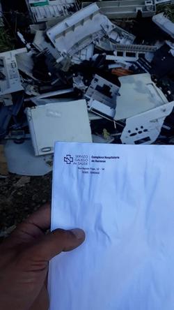 Residuos atopados no Concello Ourensán de Rairiz de Veiga / Facebook Xosé Manuel Pérez Bouza
