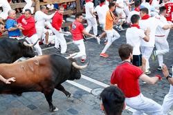 Decenas de persoas corren no sexto peche das festas de San Fermín /  Óscar J.Barroso - Europa Press 