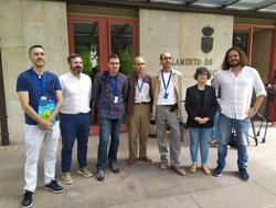 Representantes dos colectivos Sociedade Galega de Historia Natural, Adega, Rede Galega de Custodia do Territorio e Sociedade Galega de Ornitoloxía ás portas do Parlamento de Galicia acompañados por Patricia Vilán, Antón Sánchez e Luís Bará / Europa Press