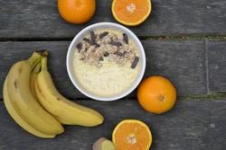 Plátanos, laranxas e cereais con leite nun almorzo / remitida
