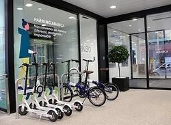 Patinetes eléctricos e bicis que Abanca pon a disposición dos seus traballadores. ABANCA / Europa Press