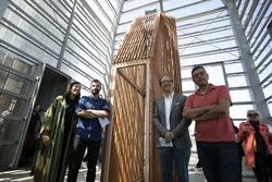 O director xeral de Políticas Culturais, Anxo Lorenzo, xunto ao artista sevillano Alejandro Ginés, na presentación de 