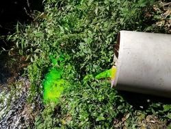 Vertedura contaminante no río Con de Vilagarcía / Europa Press