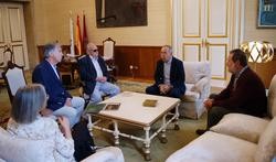 O alcalde de Santiago, Xosé Sánchez Bugallo, reúnese co padroado do Museo do Pobo Galego. CONCELLO DE SANTIAGO / Europa Press