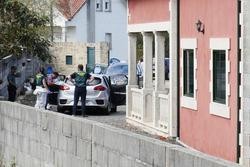Axentes da Garda Civil no domicilio das tres vítimas do triple crime no concello de Valga  cometido por José Luís Abet / Álvaro Ballesteros - Europa Press