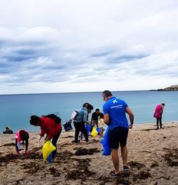 Voluntarios da Caixa participan nunha limpeza de praias. A CAIXA / Europa Press