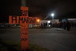 Empregados de Alcoa levantan unha cruz durante a manifestación convocada fronte á fábrica contra o ERE executado de 524 traballadores, en San Cibrao, A Mariña, Lugo, Galicia (España), a 9 de outubro de 2020. A concentración débese ao despedimento colectivo. Carlos Castro - Europa Press